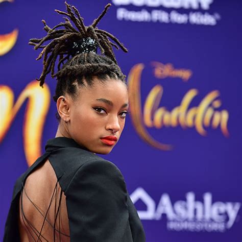 Willow Smith poses in tiny string bikini as she makes。